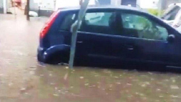 maltempo scatta l allerta meteo in campania rischio allagamenti