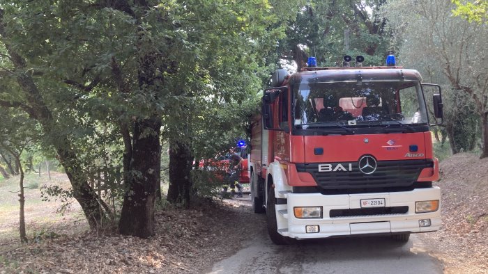 cusano mutri vasto incendio di bosco decine di interventi dei vigili del fuoco