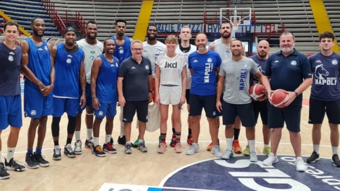 napoli basket federica pellegrini ospite al palabarbuto