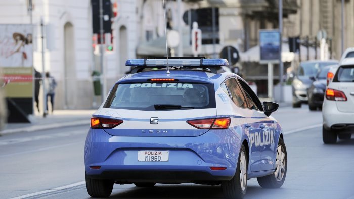 salerno scippo in via manzo arrestato un uomo denunciato il complice