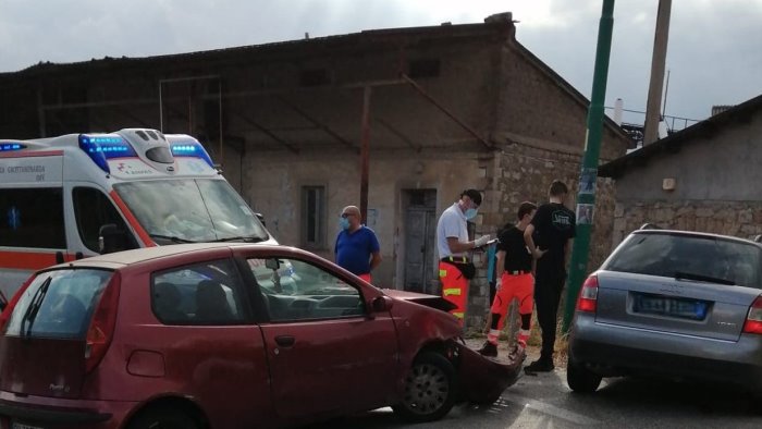 asfalto viscido scontro tra due auto ad ariano un ferito in ospedale