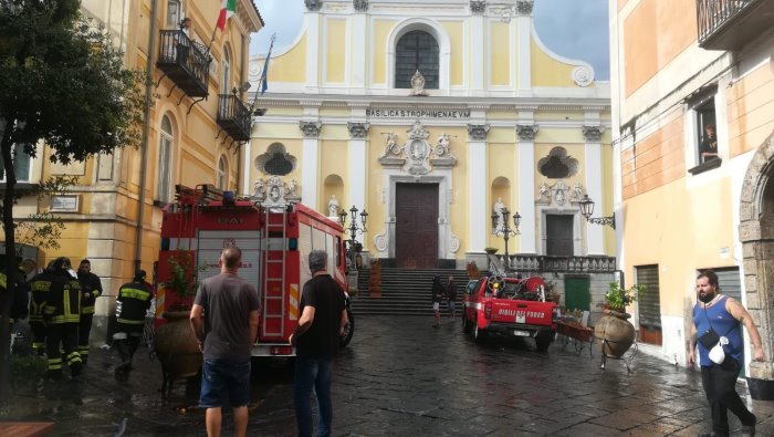 acquazzone in costiera amalfitana frana a minori in localita villamena