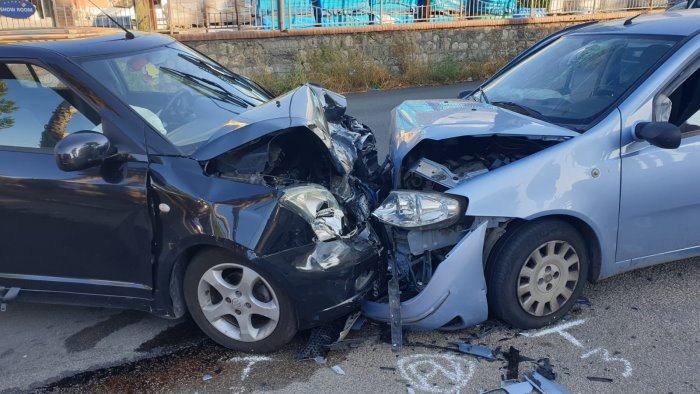 incidente frontale tra eboli e campagna tre persone finiscono in ospedale