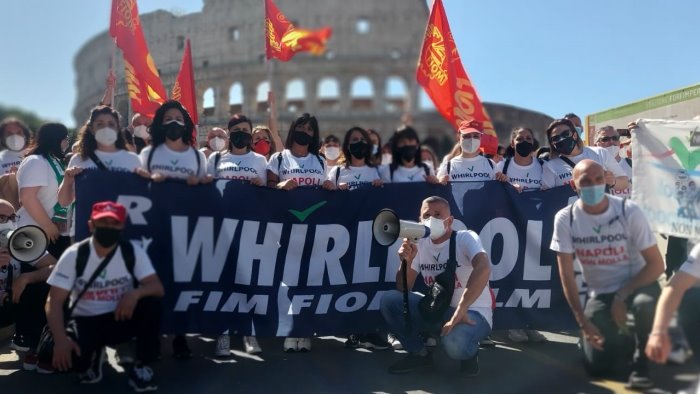 i figli degli operai della whirpool domani alla piscina scandone