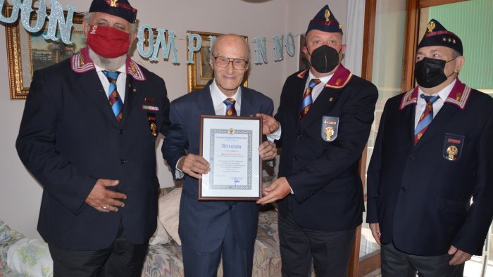 salerno la polizia festeggia i 100 anni dell ex agente borrelli