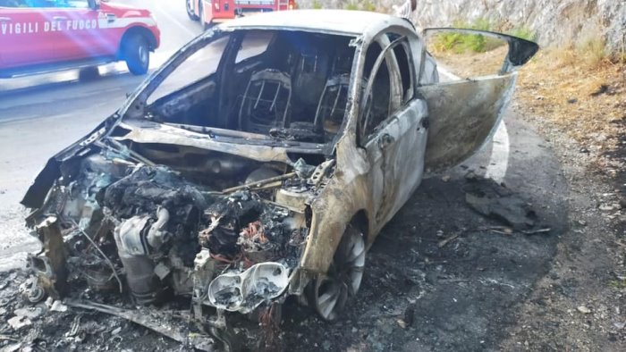 paura sulla sp27 auto in fiamme tra salerno e pellezzano