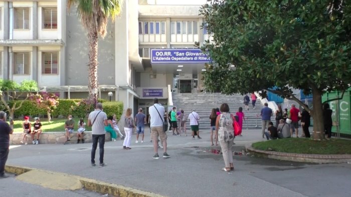 vaccini in ospedale a salerno boom di adesioni per l open day al ruggi