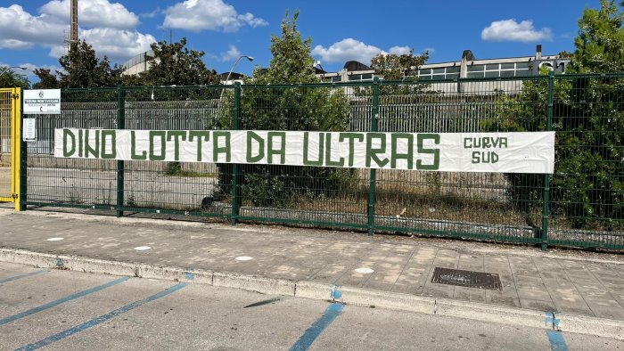 la curva sud e noi tutti siamo al fianco di dino manganiello