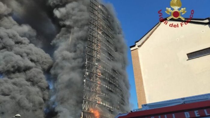 incendio in un palazzo di 15 piani a milano