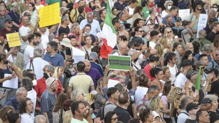 manifestazioni no vax due giornalisti aggrediti e bassetti minacciato