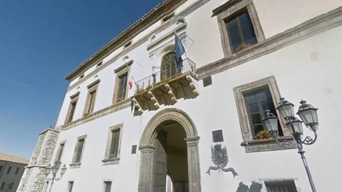 precipita dal balcone di casa muore dipendente del comune di solofra