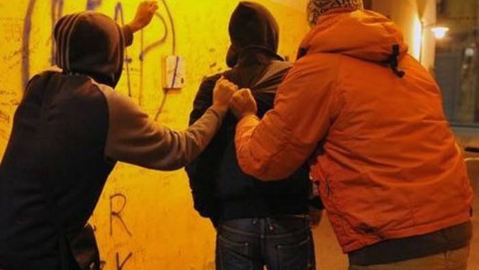 in quattro contro uno aggrediscono 40enne e grave