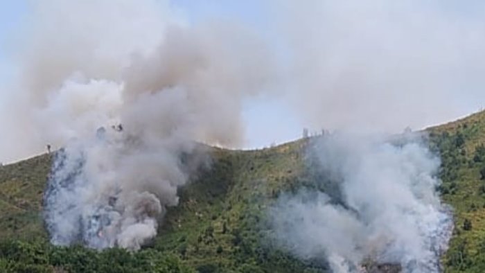 paura a baronissi vasto incendio in zona cariti