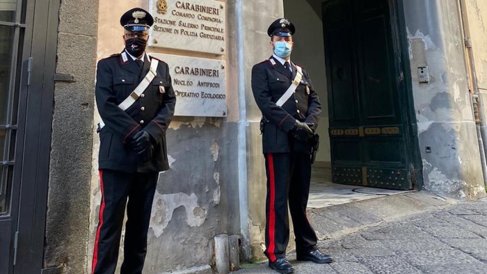 rapina al rogi bar sul lungomare preso il bandito e un 38enne salernitano