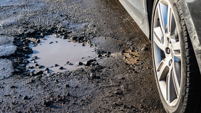 auto in una buca niente risarcimento danni comune manca certificato proprieta