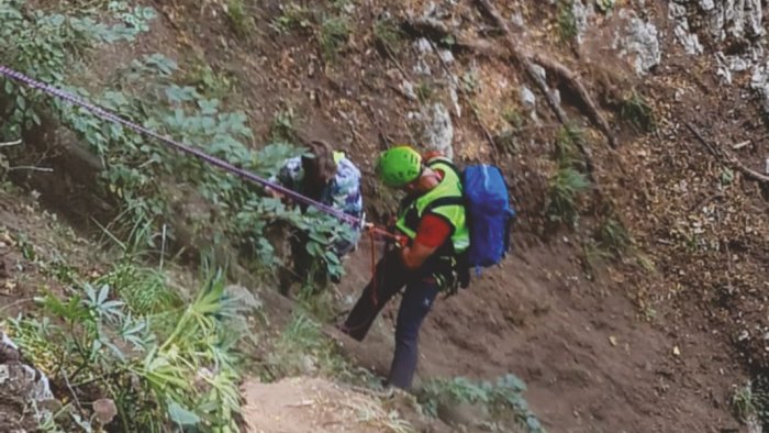 scala si allontana dal gruppo e finisce fuori sentiero soccorso escursionista