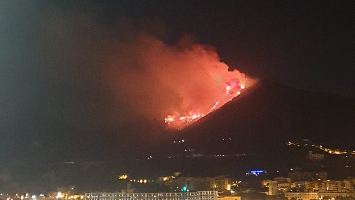 fiamme tra vietri e cava brucia la montagna incendio visibile anche da salerno