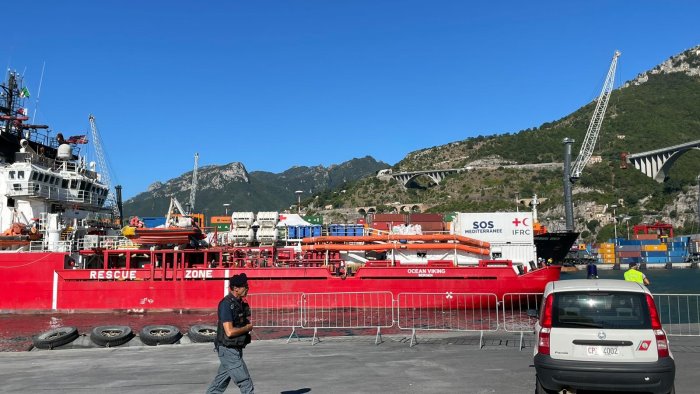 positivi al covid a bordo della ocean viking de luca bloccare gli sbarchi