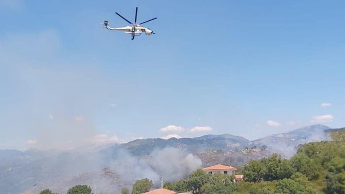 brucia ancora il salernitano fiamme a vibonati mezzi aerei in azione