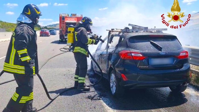 auto in fiamme paura in a16 anziana ferita e disabile salvato in extremis