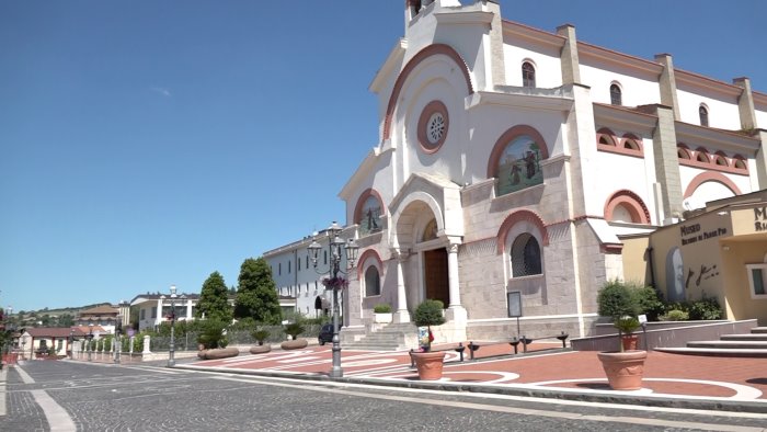 dal mare a pietrelcina nel segno di san pio tornano anche i turisti stranieri