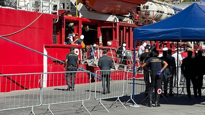 salerno sbarco portato a termine nonostante il no di de luca