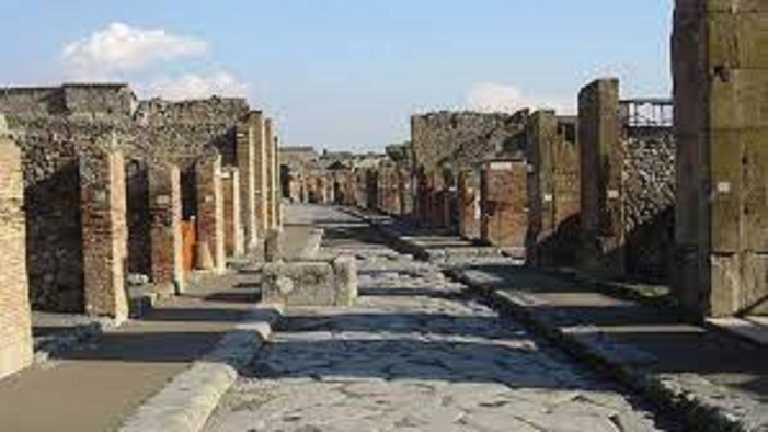 nel viale degli scavi di pompei con lo scooter turista denunciato