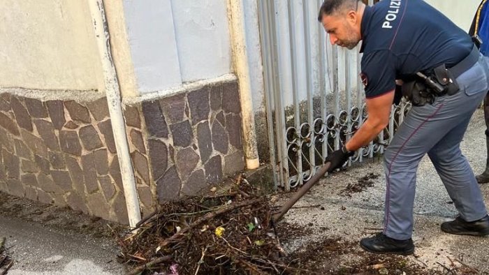 maltempo a monteforte i poliziotti salvano un anziano intrappolato in casa