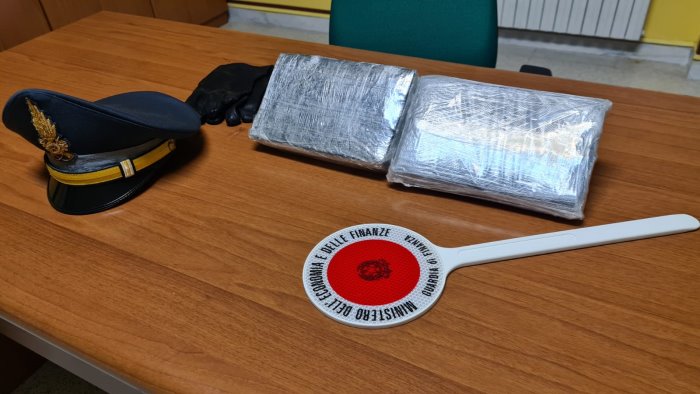 lacedonia fermato in autostrada con 2 kg di cocaina purissima 31enne arrestato