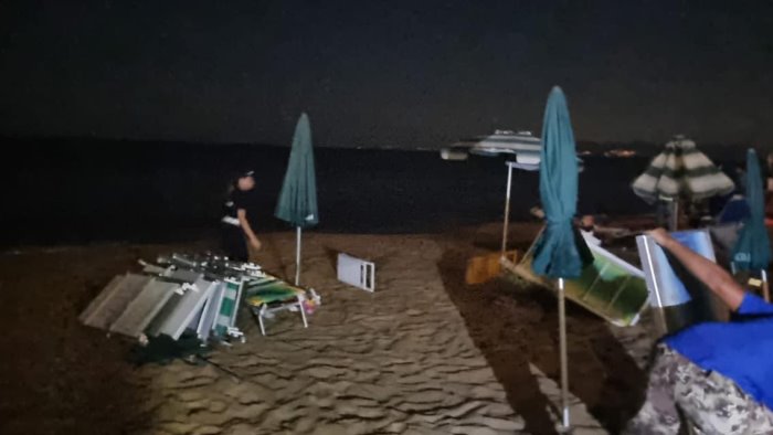 ombrelloni selvaggi sulle spiagge maxi sequestro a castellabate