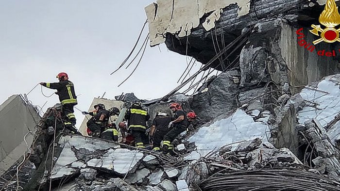 quattro anni fa la tragedia del ponte morandi la campania non dimentica