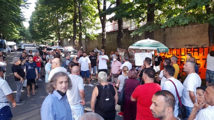 lavoro sdraio e materassini la protesta dei disoccupati anche a ferragosto