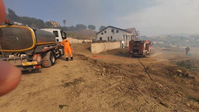 incendio ad agropoli vigili del fuoco in azione sulla collina san marco