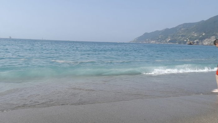 mare sporco a salerno chiazza gialla in acqua bagnanti in fuga