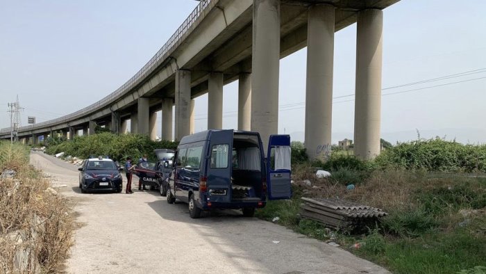 amianto abbandonato in strada denunciate due persone