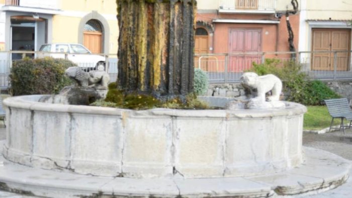 spostamento fontana dei leoni reale lo scandalo degli sfregi alla realta