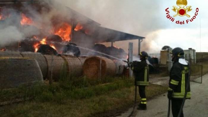 fienile in fiamme a san giorgio del sannio ingenti i danni