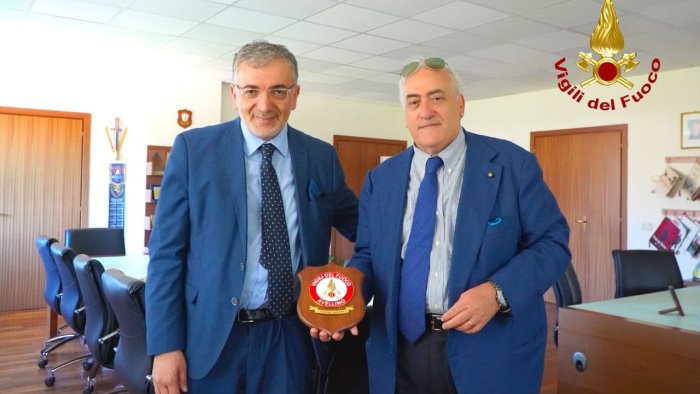 bellizzi dona al manager dell asl ferrante il crest dei vigili del fuoco