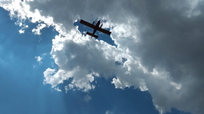 napoli brucia la collina dei camaldoli canadair in azione