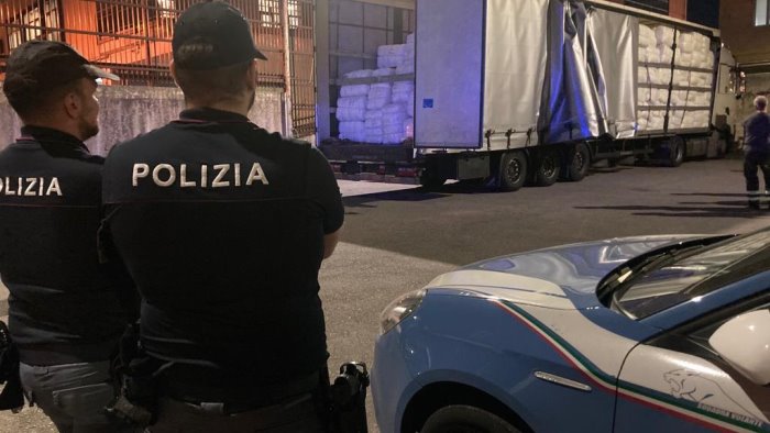 giovane clandestino in un camion fermato dalla volante sulla tangenziale foto