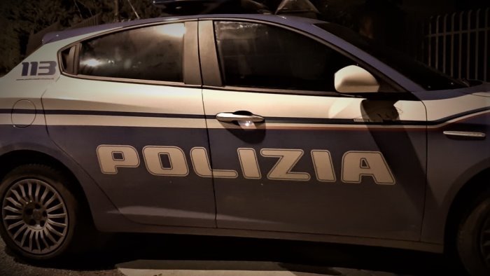 minaccia di morte la compagna e poi punta un fucile contro i poliziotti