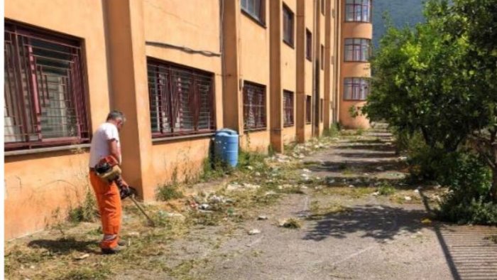 scuola provincia di salerno avvia interventi pulizia aree verdi degli istituti