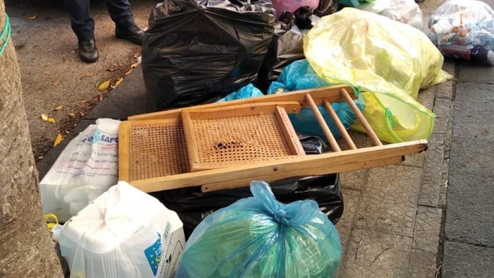 sedie un asse da stiro e buste di rifiuti rimossa microdiscarica a salerno