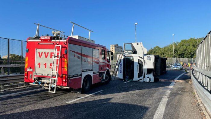 foto salerno tir si ribalta inferno in autostrada all uscita di fratte