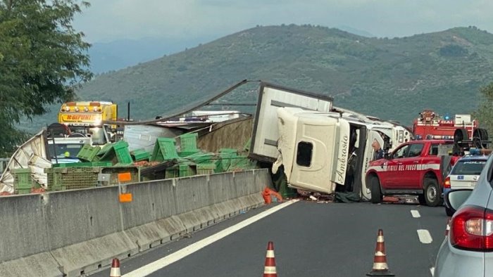 oro rosso tir si ribalta ed e un inferno in autostrada code e rallentamenti