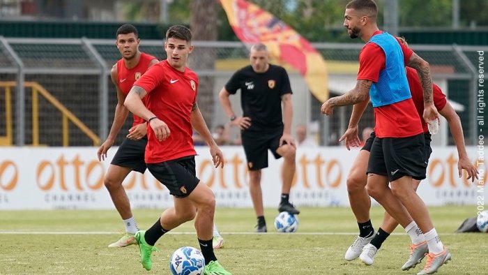 benevento seduta a porte aperte koutsoupias si allena col gruppo