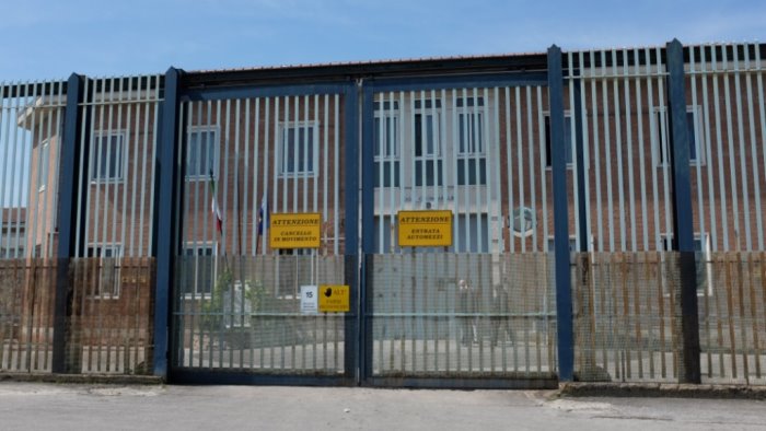 avellino detenuto pretende intervento estetico in carcere e picchia medico