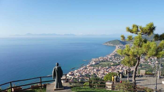 turismo parte la navetta tra la stazione ferroviaria di agropoli e castellabate