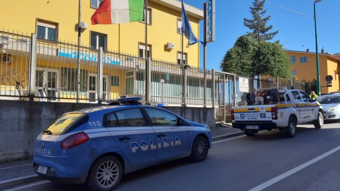 ariano ubriaco alla guida con il suv per la strada pedonale della movida