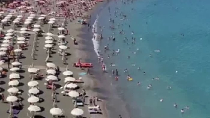 si masturba alla presenza di minori in spiaggia arrestato dai carabinieri